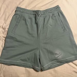 NIKE Shorts! Never worn and brand new 😊